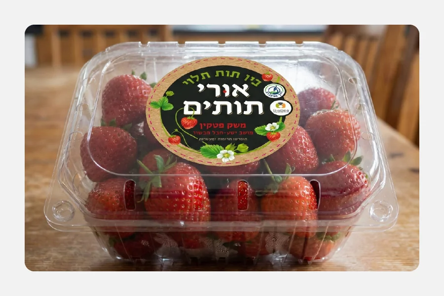 מארז תותים שקוף עם מדבקת מיתוג עגולה של משק פטקין במראה נייר טבעי