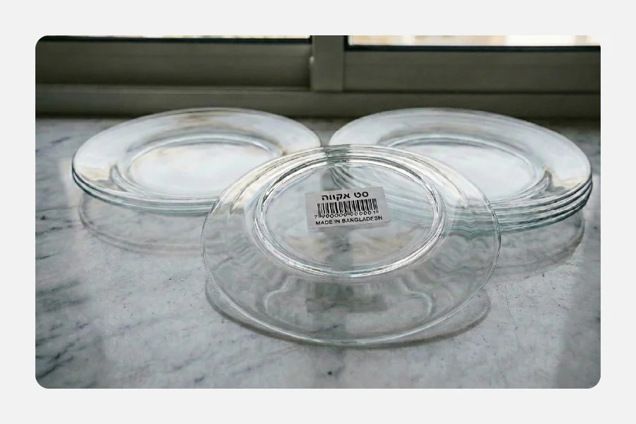 סט צלחות זכוכית שקופות עם מדבקת ברקוד מלבנית המציינת שם מוצר וארץ ייצור